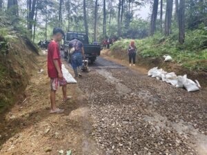 Swadaya Perangkat Desa Sadahayu dan Masyarakat dalam Perbaikan Jalan Dusun Timbang I